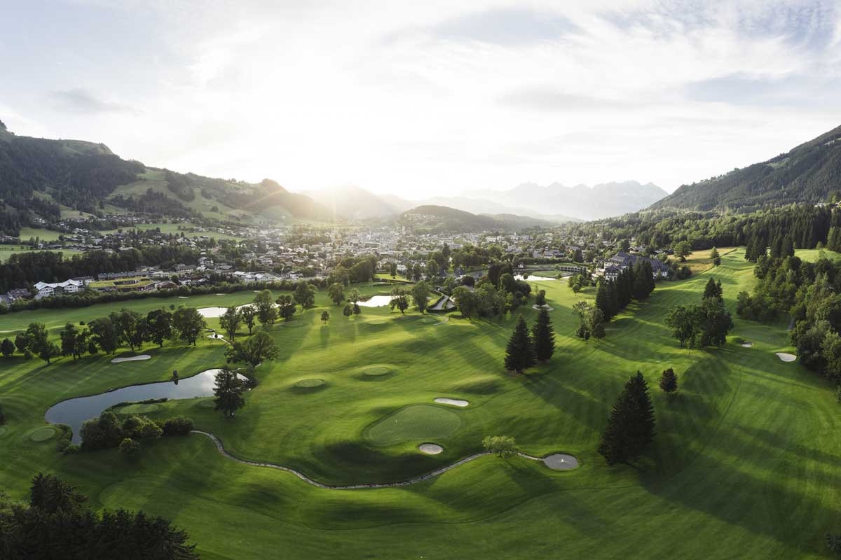 Seit Ende März sind Golf-Begeisterte in der Gamsstadt mit Schläger &amp; Co. unterwegs © Kitzbühel Tourismus
