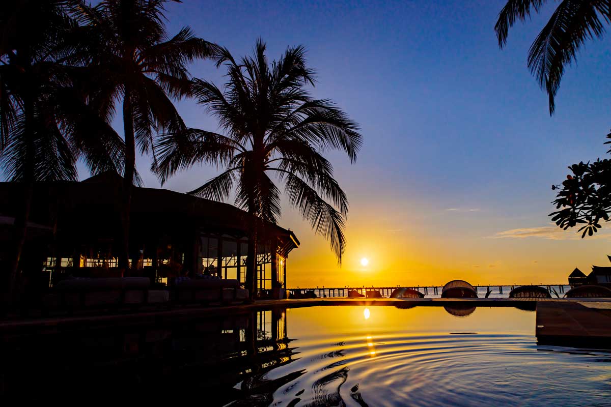 Ozen Reserve Bolifushi - der Hauptpool im Abendlicht © ozen-group Ozen Reserve Bolifushi - der Hauptpool im Abendlicht © ozen-group