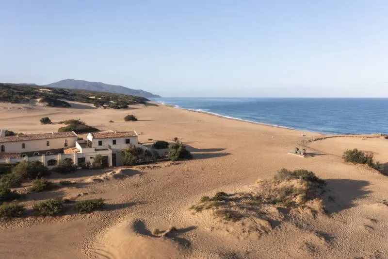 Das ikonische Le Dune Piscinas Resort auf Sardinien Bild: Hotel Das ikonische Le Dune Piscinas Resort auf Sardinien Bild: Hotel