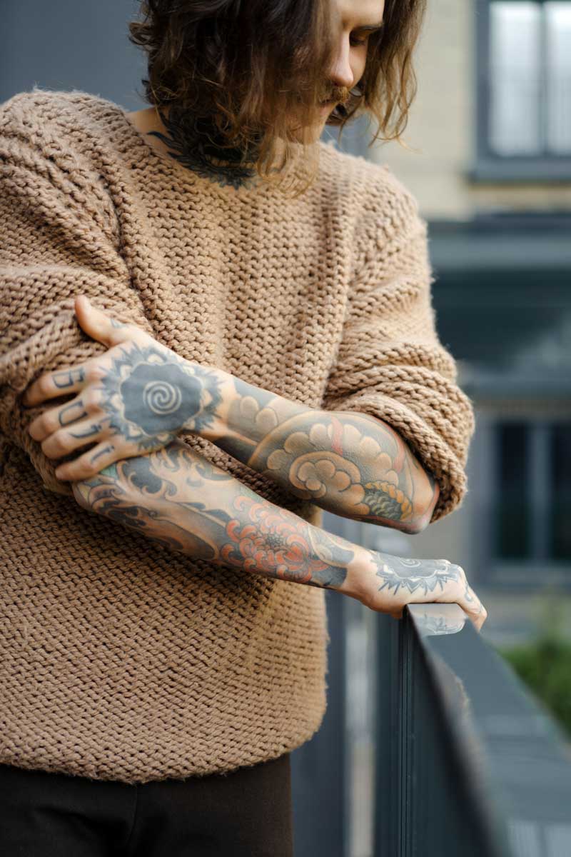 Zwischen den Behandlungen darf kein Sonnenlicht an die Haut kommen. Deshalb sollte man eine Tattooentfernung möglichst für die kühlere Jahreszeit einplanen. Foto: DJD/www.galenpharma.de/Getty Images/Cavan Images RF