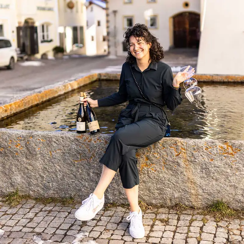 Nach der geführten Wanderung mit Mara verkostet die Sommelière und Inhaberin vom Hotel Weisses Kreuz zusammen mit den Gästen Weine aus dem zugehörigen „the blue wineroom“. © Daniel Zangerl Nach der geführten Wanderung mit Mara verkostet die Sommelière und Inhaberin vom Hotel Weisses Kreuz zusammen mit den Gästen Weine aus dem zugehörigen „the blue wineroom“. © Daniel Zangerl