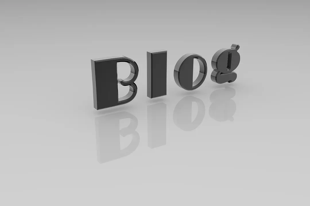 Graues feld mit dem Wort Blog, das sich spiegelt