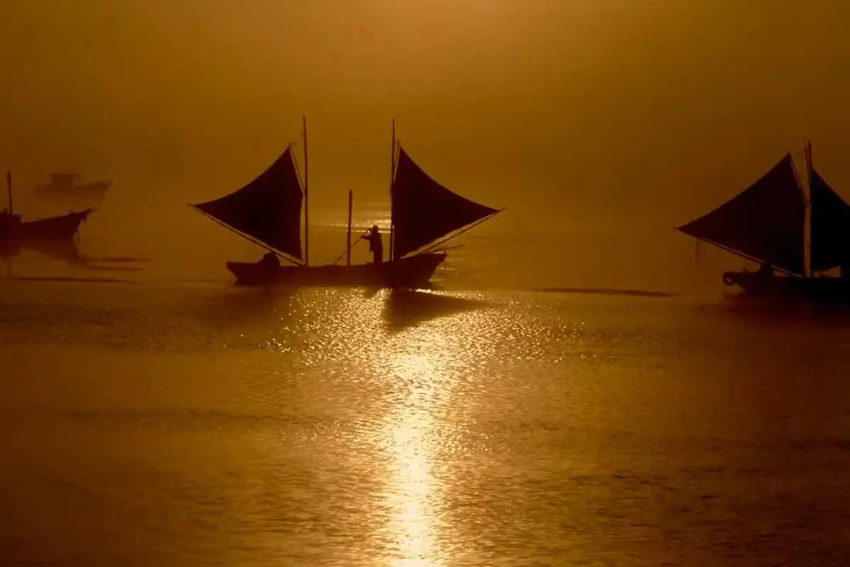 Segelschiffe im Meer gegen die Sonne am abend Bild: Hokkaido Tourismusorganisation