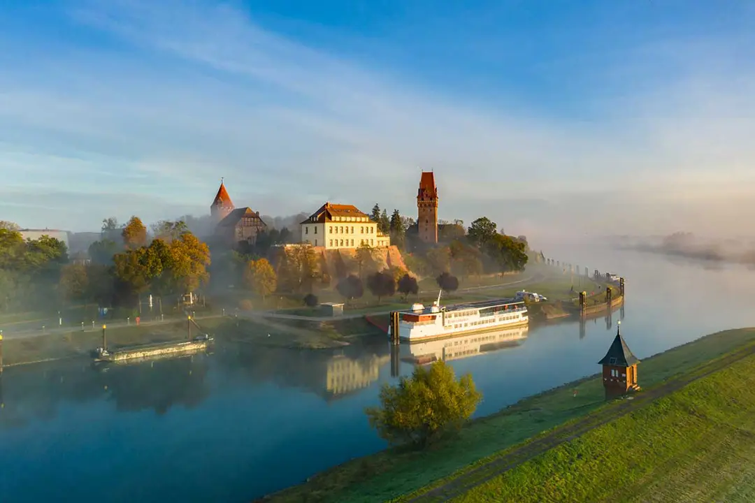 Schlosshotel Tangermünde an der Elbe, nebeliger Morgen Bild: JensErnst